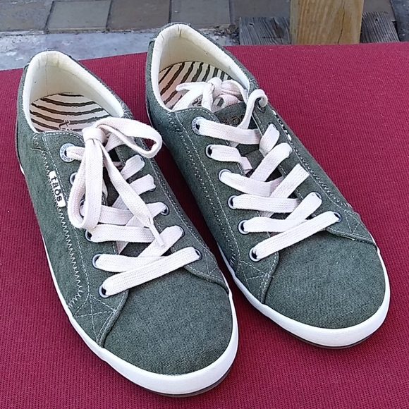 taos walking shoes